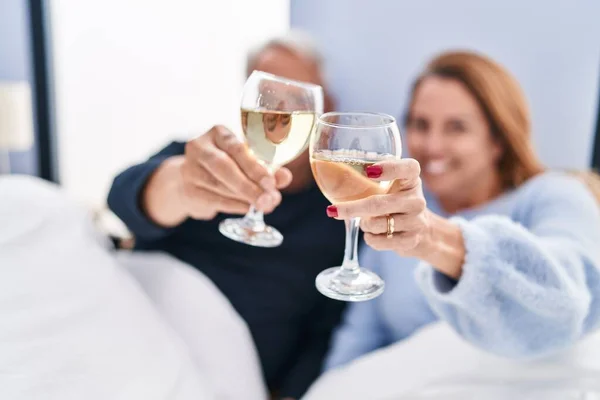 Middelbare Leeftijd Man Vrouw Paar Drinken Wijn Liggend Bed Slaapkamer — Stockfoto