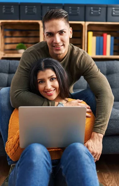 Man Woman Couple Hugging Each Other Using Laptop Home — Stock Photo, Image