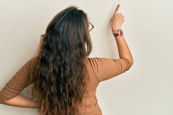 Jong Hispanic Meisje Dragen Casual Kleding Bril Poseren Achteruit Wijzen — Stockfoto