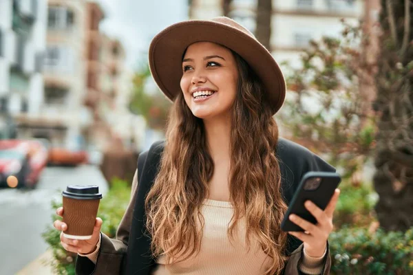 Νεαρή Ισπανίδα Τουρίστρια Που Χρησιμοποιεί Smartphone Και Πίνει Καφέ Στην — Φωτογραφία Αρχείου