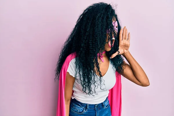 Middelbare Leeftijd Afrikaanse Amerikaanse Vrouw Draagt Super Held Kostuum Schreeuwen — Stockfoto