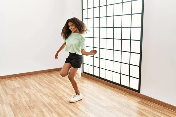 Африканская Американка Улыбается Уверенно Танцуя Танцевальной Школе — стоковое фото