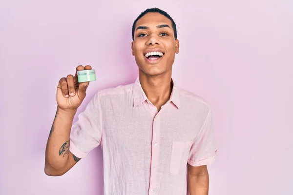 Jong Afrikaans Amerikaans Guy Holding Gezicht Moisturizer Crème Kijken Positief — Stockfoto