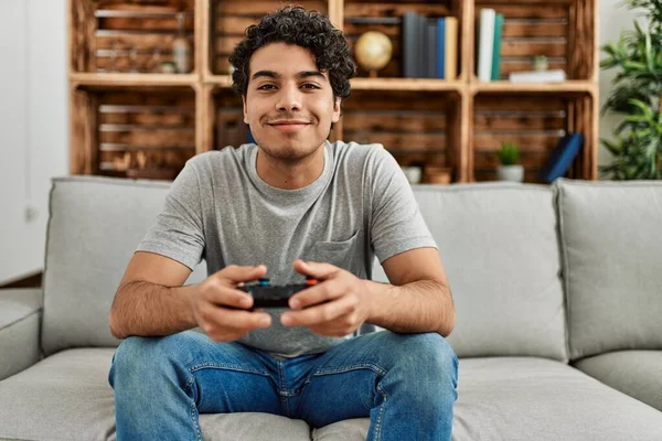 Ung Latinamerikan Man Spelar Spel Sitter Soffan Hemma — Stockfoto