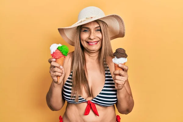 Mulher Hispânica Meia Idade Usando Estilo Verão Segurando Sorvete Sorrindo — Fotografia de Stock