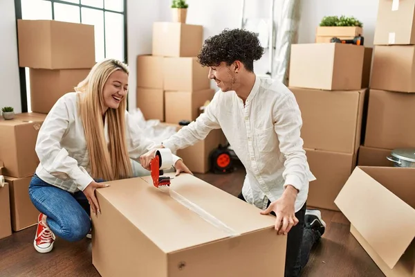 Schönes Junges Paar Lächelt Glücklich Beim Packen Von Pappkartons Neuen — Stockfoto