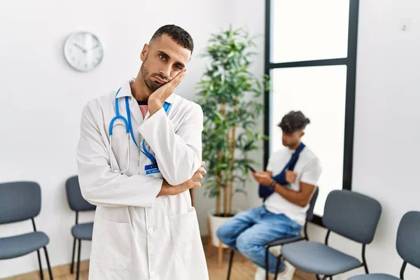 Hispanic Läkare Man Väntrummet Med Pacient Med Arm Skada Tänkande — Stockfoto