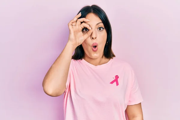 Mulher Hispânica Jovem Vestindo Fita Câncer Rosa Shirt Fazendo Gesto — Fotografia de Stock
