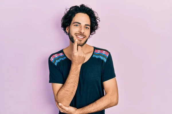 Bonito Homem Hispânico Vestindo Camisa Casual Sorrindo Olhando Confiante Para — Fotografia de Stock