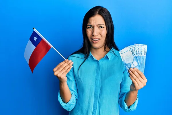 Mladá Latinská Žena Chilskou Vlajkou Chilskými Pesos Bankovkami Šokovaném Obličeji — Stock fotografie