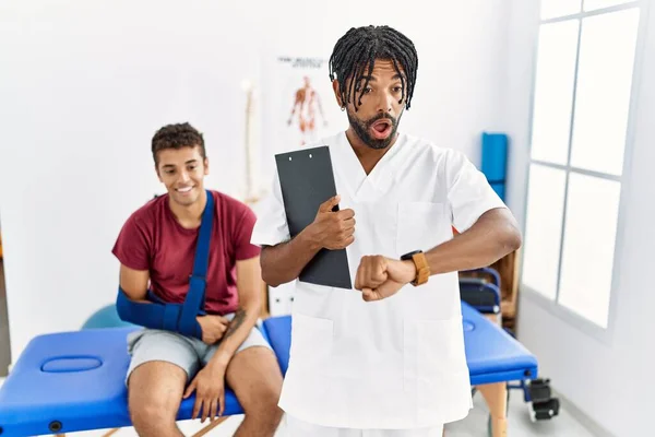 Junger Hispanischer Mann Der Einer Schmerzklinik Arbeitet Mit Einem Mann — Stockfoto