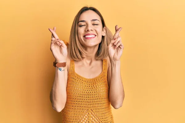 Ung Kaukasiska Blond Kvinna Bär Casual Gul Shirt Gestikulerande Finger — Stockfoto