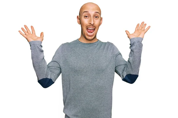 Homem Careca Com Barba Vestindo Roupas Casuais Comemorando Louco Espantado — Fotografia de Stock