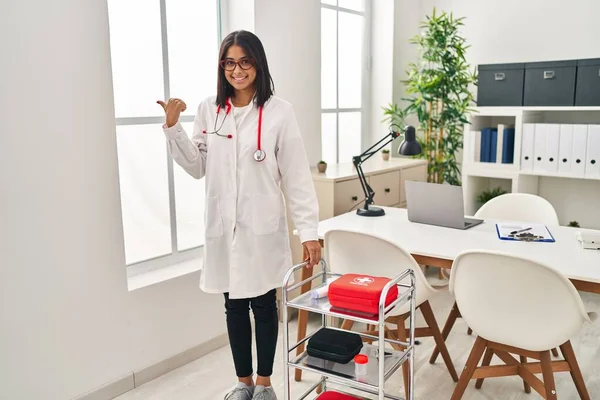 Ung Latinamerikansk Kvinna Bär Läkare Uniform Och Stetoskop Pekar Tummen — Stockfoto