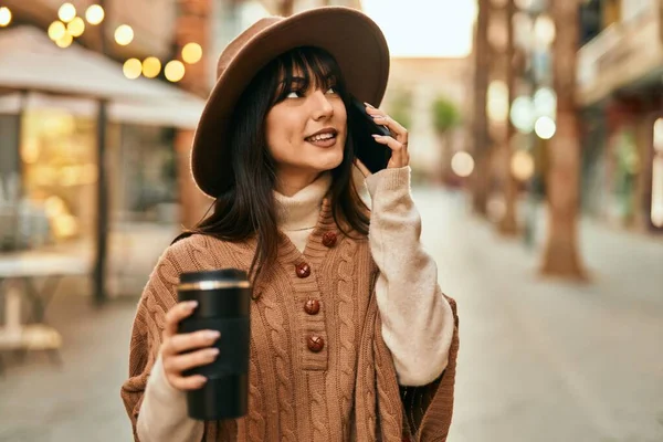 Brunetka Kobieta Czapce Zimowej Rozmawia Przez Telefon Pije Kawę Świeżym — Zdjęcie stockowe