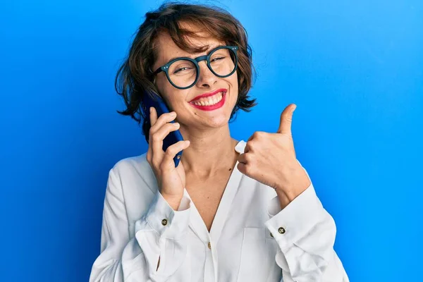 Young Brunette Woman Having Conversation Talking Smartphone Smiling Happy Positive — Stock Photo, Image