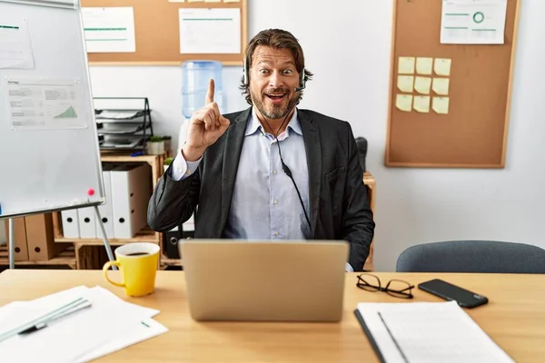 Snygg Medelålders Man Bär Call Center Agent Headset Kontoret Pekar — Stockfoto