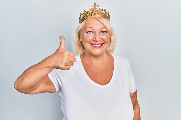 Middle Age Blonde Woman Wearing Queen Crown Smiling Happy Positive — Stock Photo, Image