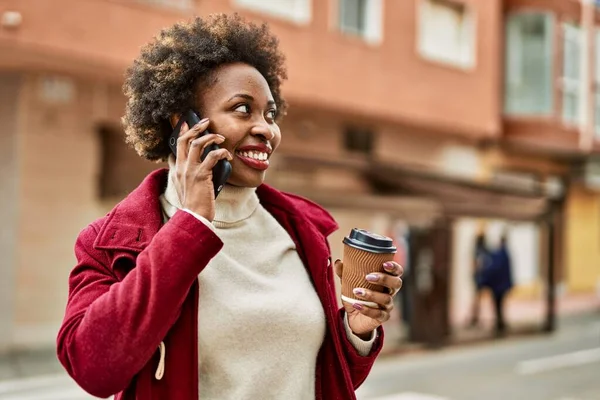 Vackra Affärer Afrikansk Amerikansk Kvinna Med Afro Hår Ler Glad — Stockfoto