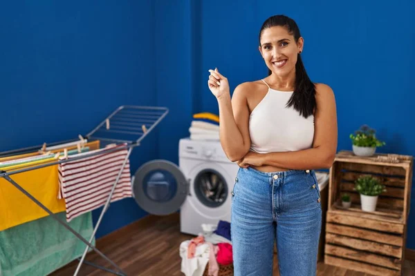 Junge Hispanische Frau Der Waschküche Lächelt Glücklich Und Zeigt Mit — Stockfoto