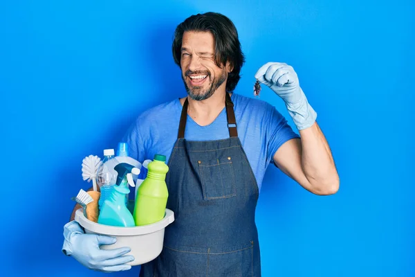 Kaukasischer Mann Mittleren Alters Mit Putzmitteln Und Augenzwinkerndem Blick Die — Stockfoto