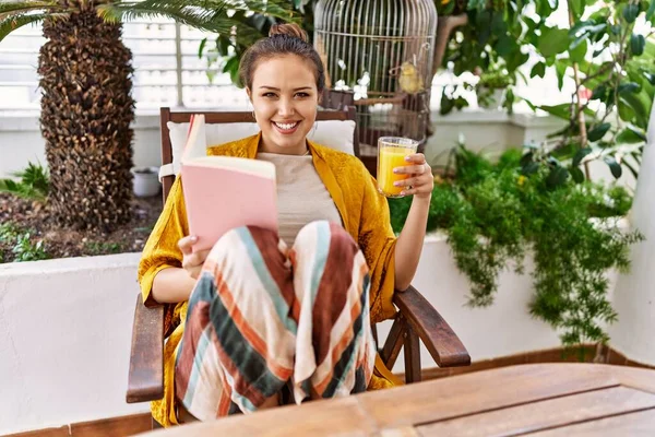 Jeune Fille Hispanique Lire Livre Boire Jus Orange Sur Terrasse — Photo