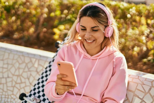 Junge Blonde Skaterin Lächelt Glücklich Mit Smartphone Und Kopfhörer Park — Stockfoto