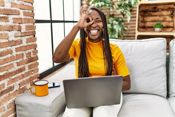 Afrikanerin Sitzt Mit Laptop Hause Auf Dem Sofa Und Lächelt — Stockfoto