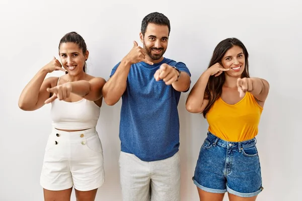 Grupp Unga Latinamerikaner Står Över Isolerad Bakgrund Och Ler När — Stockfoto