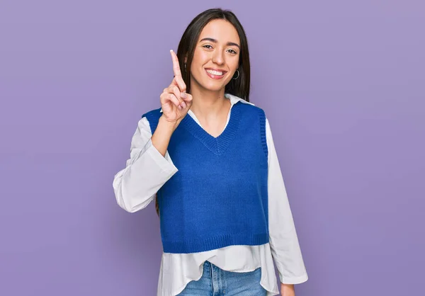 Молода Іспаномовна Дівчина Носить Повсякденний Одяг Показуючи Вказуючи Пальцем Номер — стокове фото
