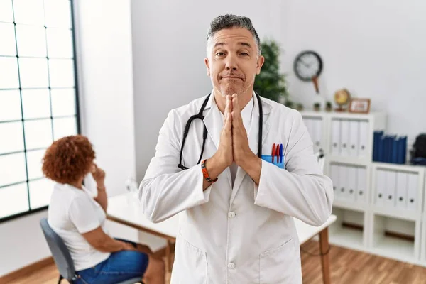 Médico Meia Idade Homem Clínica Com Paciente Orando Com Mãos — Fotografia de Stock