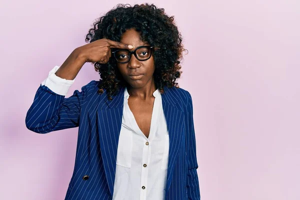 Jonge Afro Amerikaanse Vrouw Met Zakelijke Kleren Een Bril Die — Stockfoto