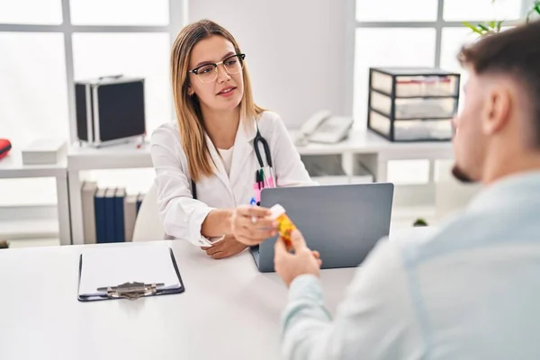 Joven Doctor Paciente Teniendo Consulta Médica Sosteniendo Píldoras Clínica — Foto de Stock