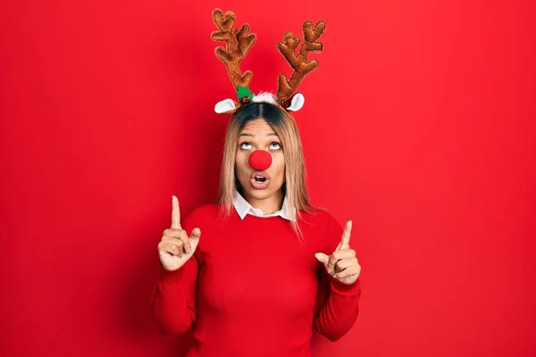 Mooie Latijns Amerikaanse Vrouw Draagt Herten Kerstmuts Rode Neus Verbaasd — Stockfoto