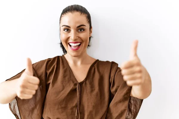 Jonge Brunette Vrouw Staan Geïsoleerde Achtergrond Goed Keuren Doen Positieve — Stockfoto