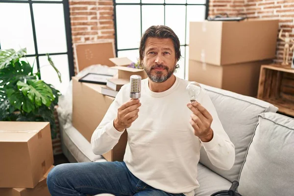 Bonito Homem Meia Idade Segurando Levou Lâmpada Lâmpada Incandescente Relaxado — Fotografia de Stock