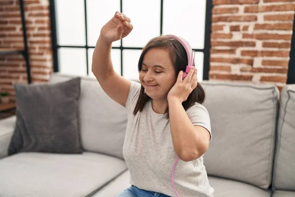 Syndrom Žena Poslouchá Hudbu Tanec Sedí Pohovce Doma — Stock fotografie