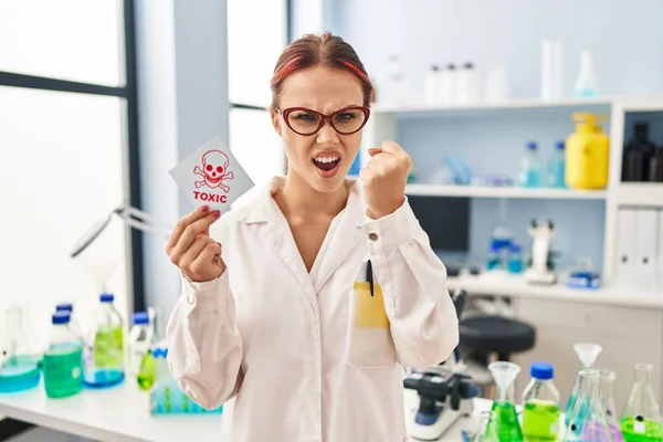 Молода Біла Жінка Працює Науковій Лабораторії Тримає Токсичний Ярлик Роздратований — стокове фото