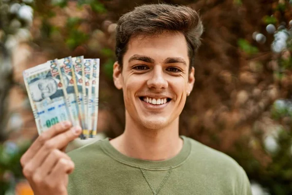 Fiatal Spanyol Férfi Mosolyog Boldog Gazdaság Perui Talp Bankjegyek Városban — Stock Fotó