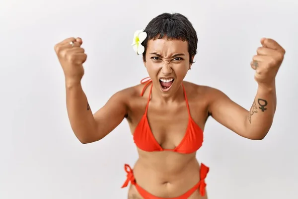 短い髪をした若いヒスパニック系の女性はビキニ怒って怒って怒って怒って叫びながら拳を上げ 激怒しました 怒りと攻撃的な考え方 — ストック写真