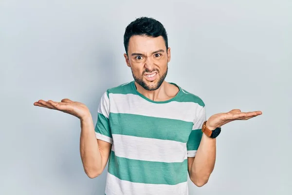 Jovem Hispânico Vestindo Roupas Casuais Sem Noção Confuso Com Braços — Fotografia de Stock