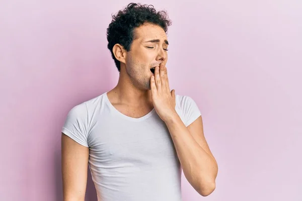 Jovem Homem Bonito Vestindo Casual Shirt Branca Entediado Bocejo Cansado — Fotografia de Stock