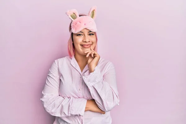 Mulher Hispânica Com Cabelo Rosa Usando Máscara Sono Pijama Olhando — Fotografia de Stock
