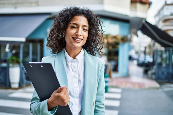 Ung Latinamerikansk Affärskvinna Bär Professionell Ser Leende Säker Staden Håller — Stockfoto