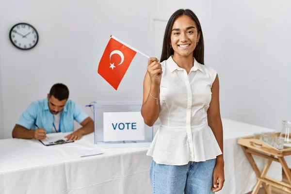 Joven Votante Turca Sonriendo Feliz Sosteniendo Bandera Pavo Colegio Electoral — Foto de Stock
