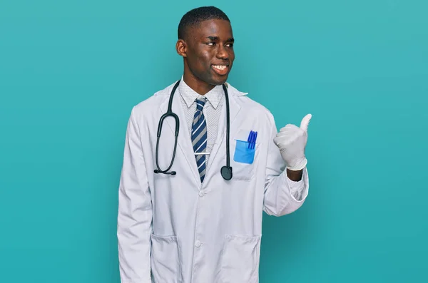 Jovem Afro Americano Vestindo Uniforme Médico Estetoscópio Sorrindo Com Rosto — Fotografia de Stock