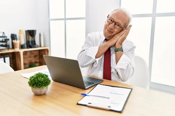 Uomo Anziano Che Lavora Ufficio Utilizzando Computer Portatile Sonno Stanco — Foto Stock