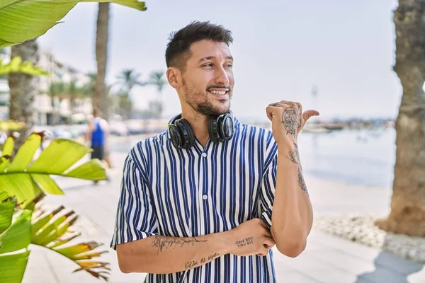 Young Handsome Man Listening Music Using Headphones Outdoors Smiling Happy — Stock Photo, Image