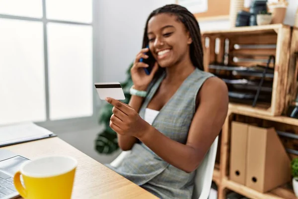 Genç Afro Amerikan Kadın Adamı Ofiste Kredi Kartıyla Akıllı Telefondan — Stok fotoğraf
