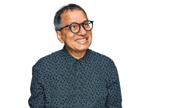 Medelålders Indian Man Bär Casual Kläder Och Glasögon Tittar Bort — Stockfoto